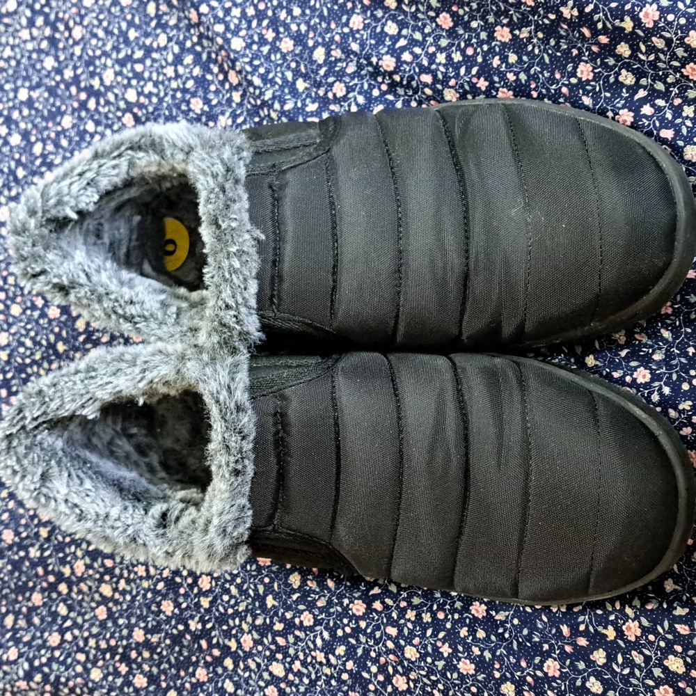 Minnetonka Black Winter Booties/Shoes with Gray Faux Fur